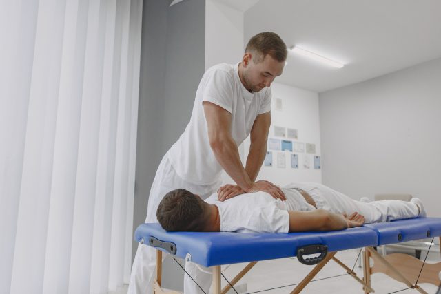 Dlaczego warto korzystać z pomocy fizjoterapeuty?